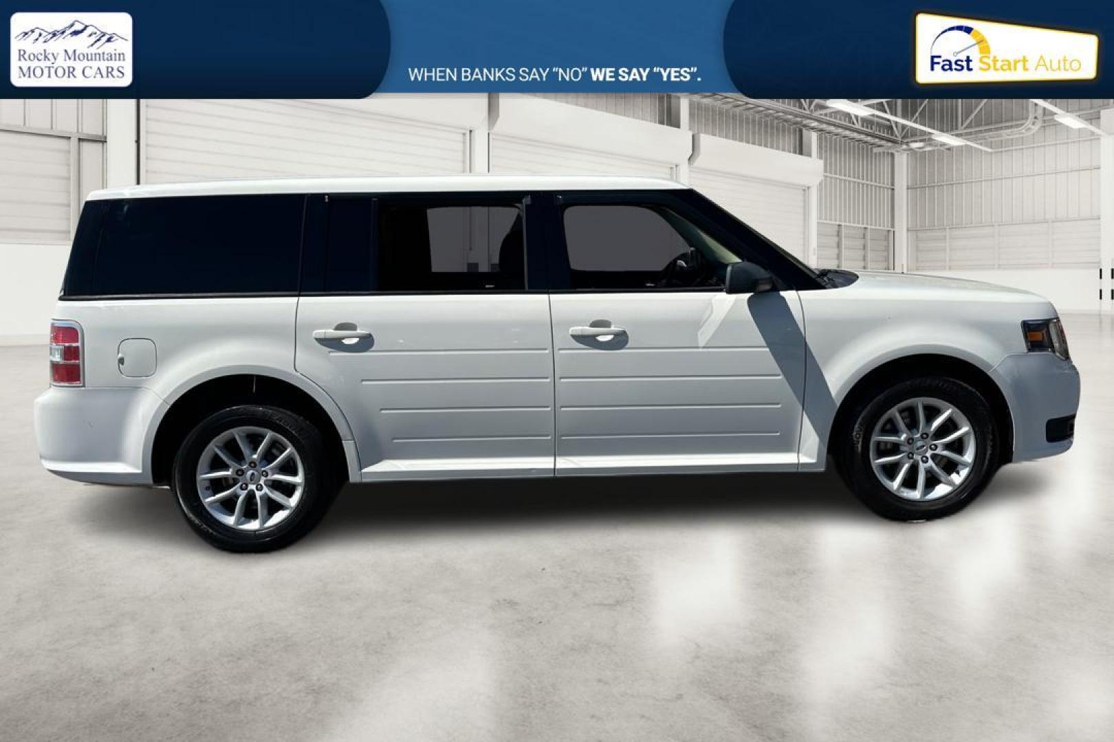 2013 White Ford Flex SE FWD (2FMGK5B85DB) with an 3.5L V6 DOHC 24V engine, 6-Speed Automatic Overdrive transmission, located at 767 S State Road, Pleasant Grove, UT, 84062, (801) 785-1058, 40.354839, -111.736687 - Photo#1