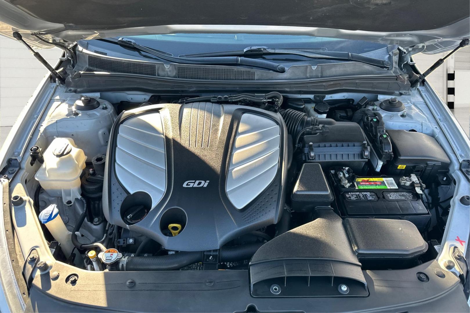 2016 Silver Kia Cadenza Premium (KNALN4D70G5) with an 3.3L V6 DOHC 24V engine, 6A transmission, located at 7755 State Street, Midvale, UT, 84047, (801) 753-9063, 40.610329, -111.890656 - Photo#10