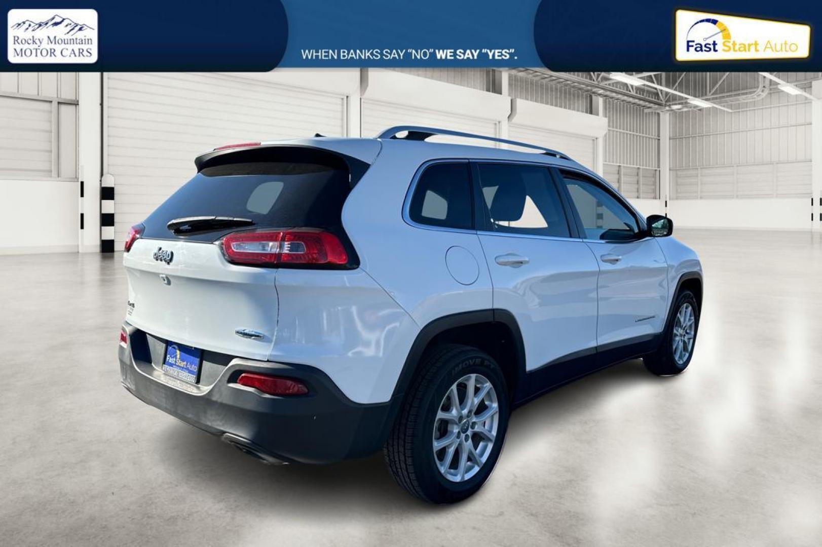 2017 White Jeep Cherokee Latitude 4WD (1C4PJMCS2HW) with an 3.2L V6 DOHC 24V engine, 9A transmission, located at 7755 State Street, Midvale, UT, 84047, (801) 753-9063, 40.610329, -111.890656 - Photo#2